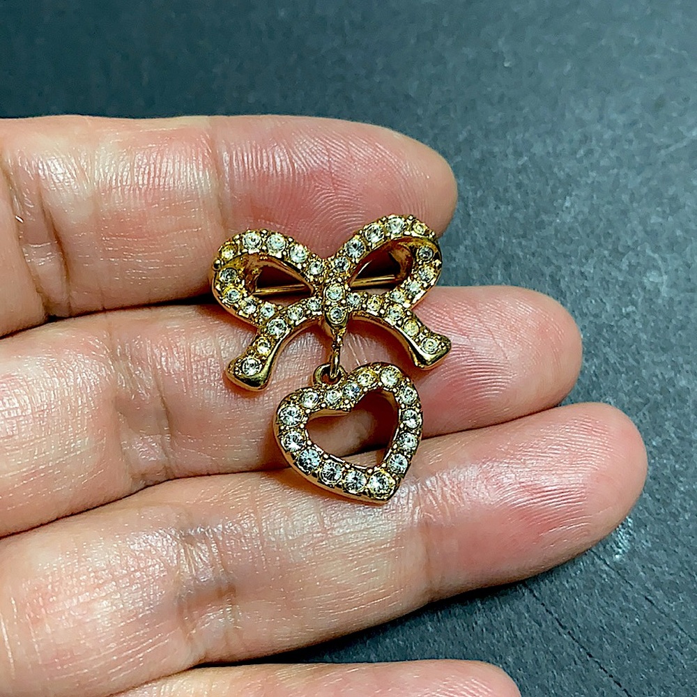 🖤NEW💕Swarovski dangling heart ribbon 🎀 brooch - Picture 4 of 10